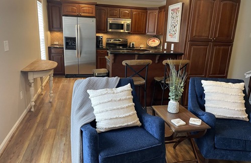 Oxford Condo | Newly Renovated Charming Oxford Condo Located Steps to the Square!