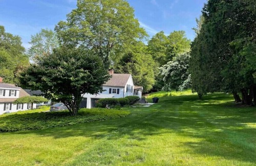 South Salem House | Newly renovated guesthouse with a pation