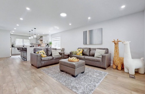 Whitchurch-Stouffville Villa | Newly renovated luxury Home with deck, surrounded by trees on a 5 acres land