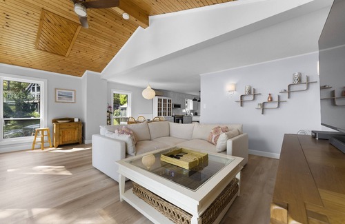 Petawawa Cottage | Newly renovated luxury cottage right on water with private beach