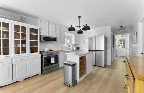 Petawawa Cottage | Newly renovated luxury cottage right on water with private beach