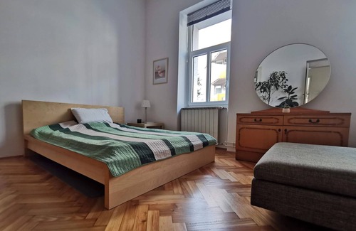 Siska District House | Newly renovated studio near the park and city
