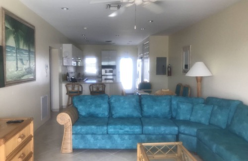 Seven Mile Beach Condo | Newly Updated Seven Mile Beach Resort - Steps away from 7 Mile Beach