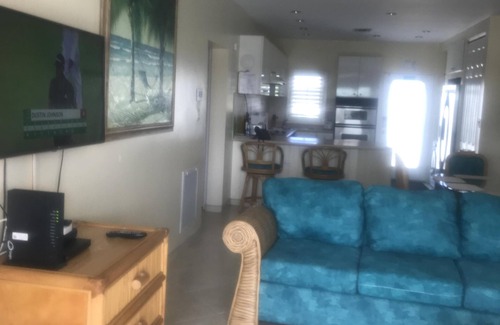 Seven Mile Beach Condo | Newly Updated Seven Mile Beach Resort - Steps away from 7 Mile Beach