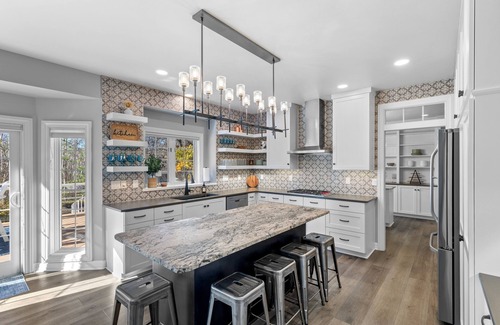 Green Bay House | Next Level~100K Game Room~ Sleeps 20~ Pool~Spa