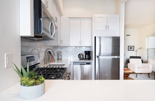 Jeffries Point Apartment | Next to ocean, 5 min to downtown or to the airport by T