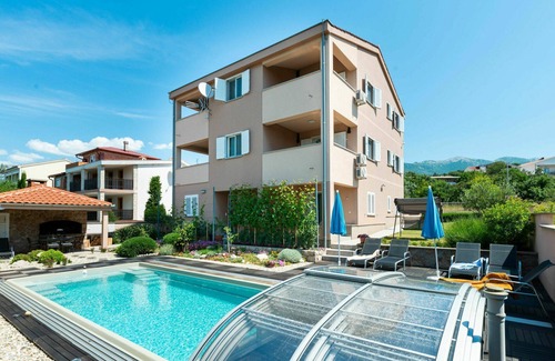 Rovanjska Apartment | Nice apartment for 6 guests with A/C, pool, WIFI, TV and terrace