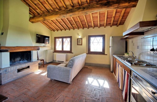 Castelnuovo Berardenga Apartment | Nice apartment for 2 guests with A/C, pool, TV and panoramic view, close to Siena