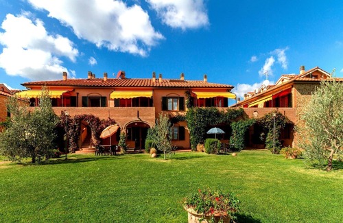Sughera Apartment | Nice apartment with WIFI, A/C, pool, TV, terrace and panoramic view, close to San Gimignano