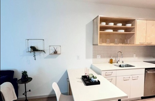 Atwater Village Apartment | Nice Hollywood Blvd. Apartment with FREE PARKING