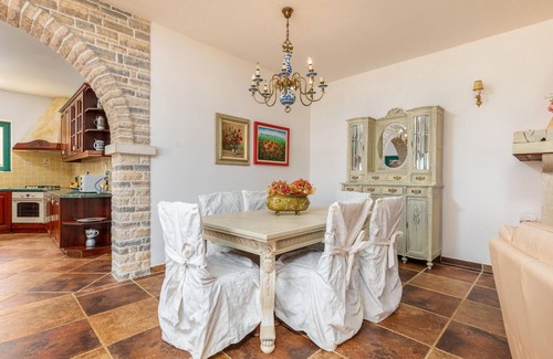 Valtura House | Nice home in Valtura with kitchen