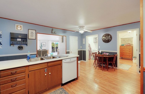 Fox Lake House | Nippersink Lakehouse - Private Pier, Jet Ski ramp and Pet Friendly!