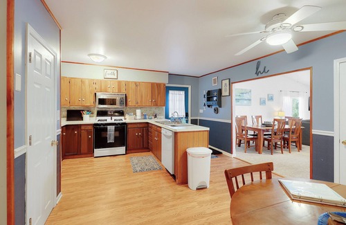 Fox Lake House | Nippersink Lakehouse - Private Pier, Jet Ski ramp and Pet Friendly!