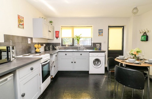 Great Hatfield Cottage | NO. 5 MAIN STREET, romantic, character holiday cottage in Hornsea