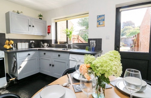 Great Hatfield Cottage | NO. 5 MAIN STREET, romantic, character holiday cottage in Hornsea