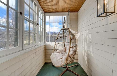 Old North End Apartment | Noble Summit BBQ & Fire Pit & Scenic Views