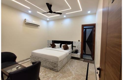 Greater Noida Hotel | NOIDA HOTEL THE GRAND MANSION# Near Hanuman Temple - Restaurant - Lift - And Free Parking Facilites - Fully Air conditioned Room - A Premium Top Rated Hotel In Noida