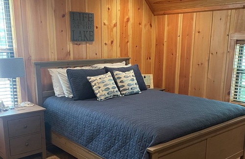 Cub Run House | Nolin Lake modern log cabin, walking distance/access to lake, near Mammoth Cave