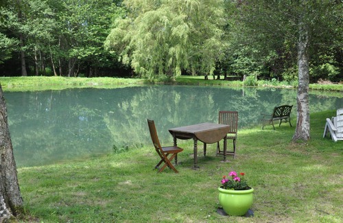 Asnieres Cottage | Norman house surrounded by nature with lake