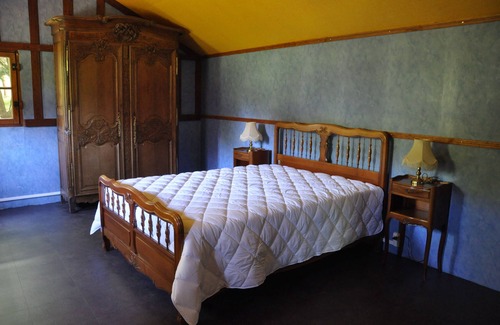 Asnieres Cottage | Norman house surrounded by nature with lake