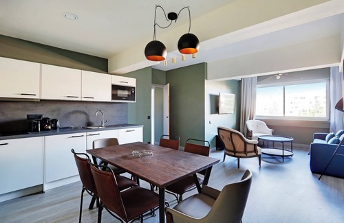 Combat Apartment | North Paris Suite