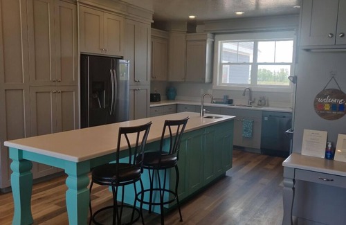 St. Charles House | North Shore Oasis - 5 minutes from the lake!