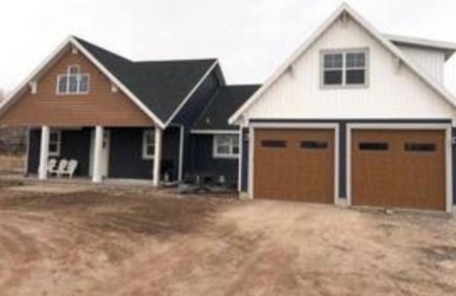 St. Charles House | North Shore Oasis - 5 minutes from the lake!