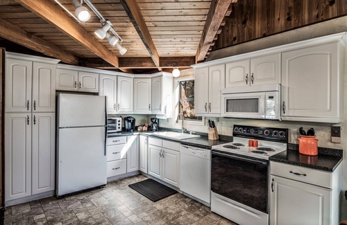 Ruidoso Cabin | Northern Star - Unique Cabin, Hot Tub, Pets okay, close to Skiing, Track, Casino