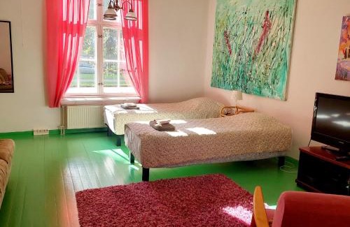 Varkaus Apartment | Nostalgista majoittumista Taiteilijatalo Taideniityn Auringossa tai Niityssä