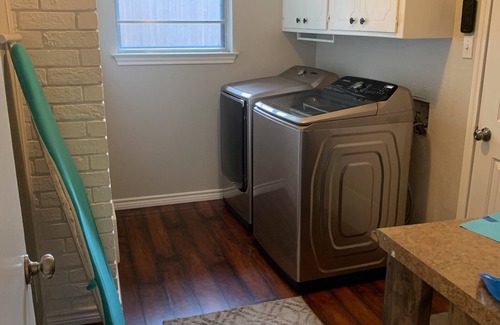 Grand Prairie House | "NOTTINGHAM" * FIRE PIT* POOL * BILLIARDS * GAME ROOM *