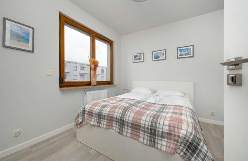 Srodmiescie Apartment | Nowoczesny Apartament Blisko Rzeki we Wrocławiu z Biurkiem i Parkingiem by Noclegi Renters