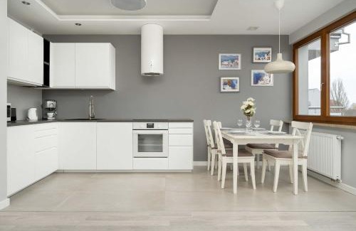 Srodmiescie Apartment | Nowoczesny Apartament Blisko Rzeki we Wrocławiu z Biurkiem i Parkingiem by Noclegi Renters