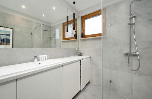 Srodmiescie Apartment | Nowoczesny Apartament Blisko Rzeki we Wrocławiu z Biurkiem i Parkingiem by Noclegi Renters