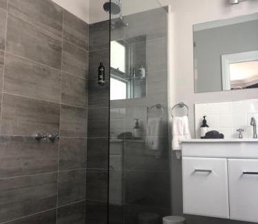 Stanley Bed & Breakfast | Number 10 -King bed with breakfast