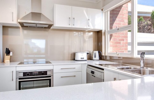 Sandy Bay Villa | Nutgrove Villa - Walk to Beach, cafes and shops