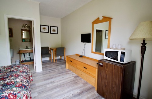 Waterford Hotel | Oakdell Motel