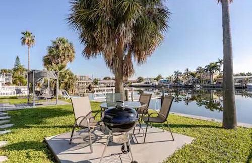 Capri Isle Apartment | Oasis Waterfront Treasure Island Apartment with Patio Dock and Johns Pass