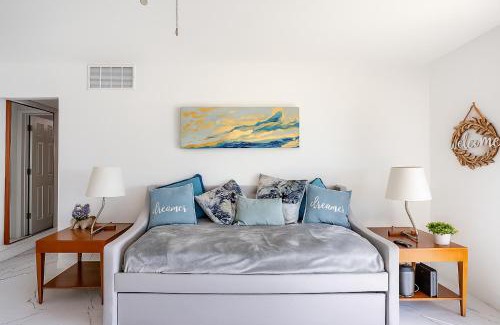 Capri Isle Apartment | Oasis Waterfront Treasure Island Apartment with Patio Dock and Johns Pass