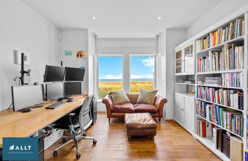 Njardvik Apartment | Ocean House