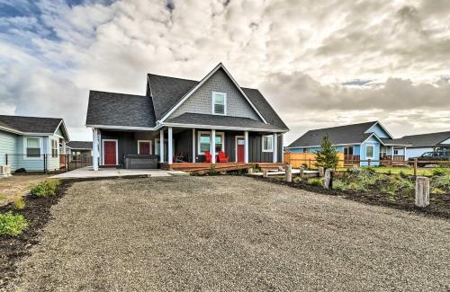 Ocean Shores House | Ocean Shores Getaway with Fireplace and Hot Tub!