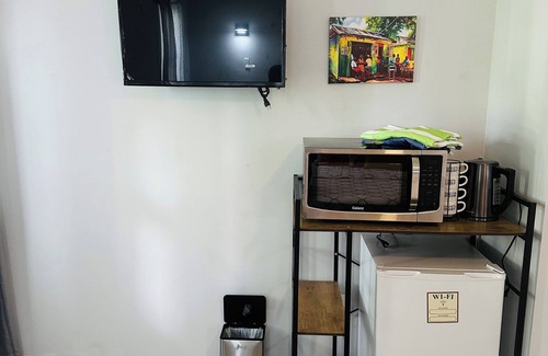 Stewart Town Apartment | Ocean Tropical Escape Studio. Centrally located near restaurants & attractions