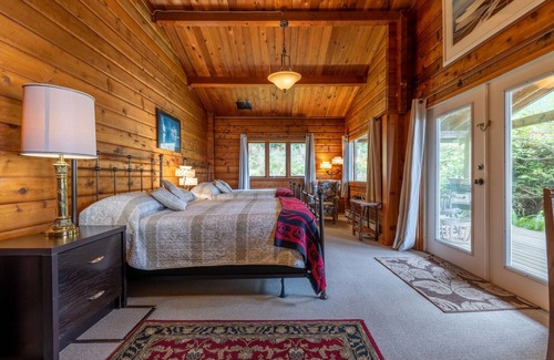 Alert Bay Bed & Breakfast | Ocean View Lodge with two double beds, deck, ocean view. Hot breakfast included.