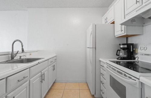 Aiea Apartment | Ocean View | Walk to Mall | Free Parking, W/D, AC