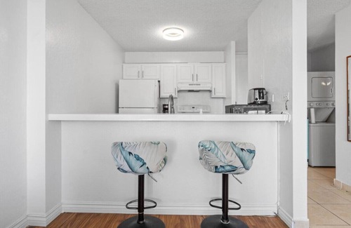 Aiea Apartment | Ocean View | Walk to Mall | Free Parking, W/D, AC