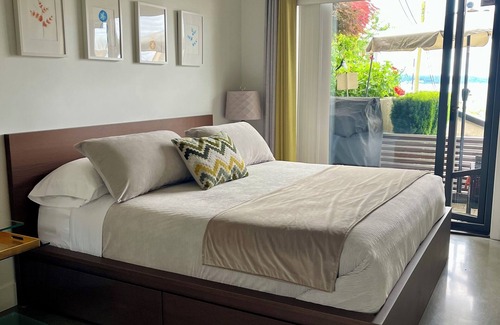 White Rock House | Ocean View White Rock Modern 2 Bedroom. 1 min walk to beach! BC & City licensed.