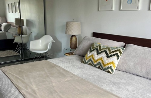 White Rock House | Ocean View White Rock Modern 2 Bedroom. 1 min walk to beach! BC & City licensed.