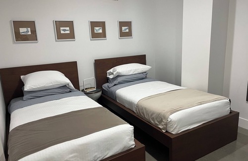 White Rock House | Ocean View White Rock Modern 2 Bedroom. 1 min walk to beach! BC & City licensed.