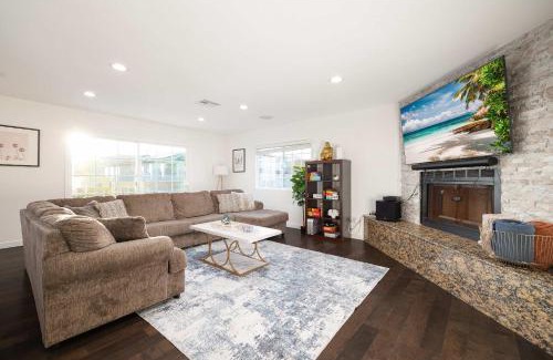 Bay Park House | Ocean Views 2 Kitchen Living area Villa