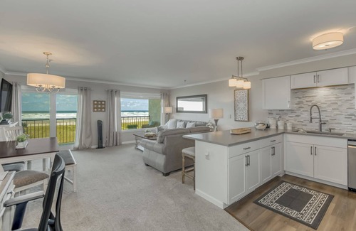 Seaside Condo | Oceanfront 3rd floor Balcony 2 blocks to Turnaround-Work Remotely