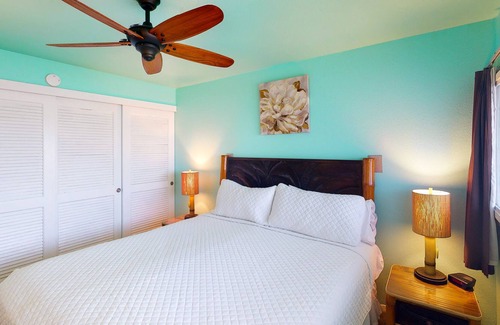 Wailua House Lots Condo | Oceanfront home w/views of Wailua Bay, WiFi, shared pool, balcony, private W/D